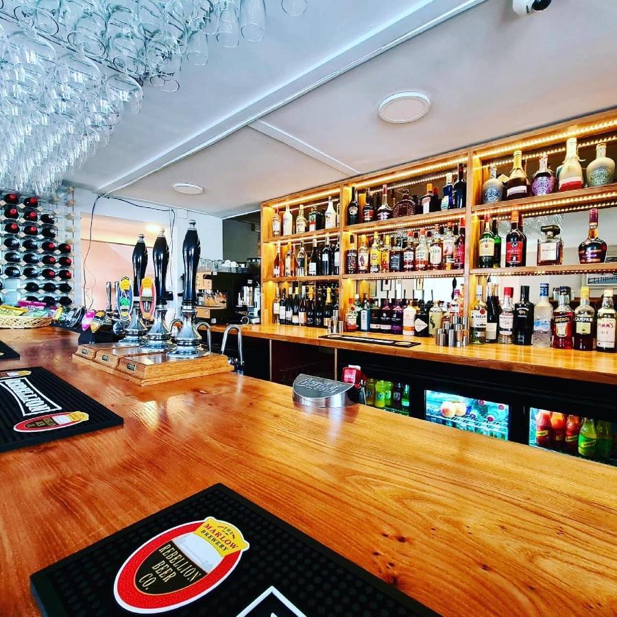 Hotel The Six Bells Beenham Exteriér fotografie